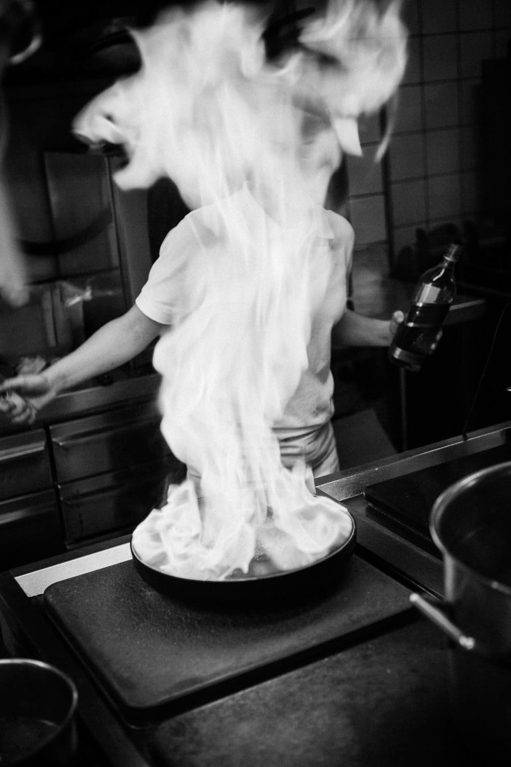 Corporate Fotografie Meats Steakhouse anbraten Küche Feuer