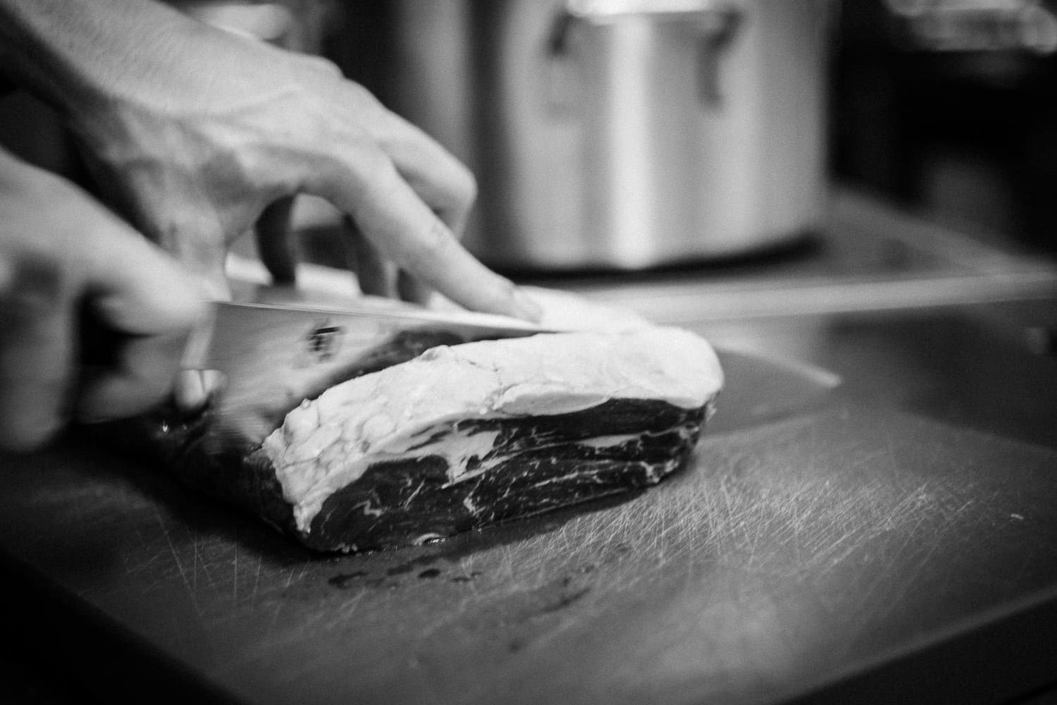 Corporate Fotografie Meats Steakhouse Fleisch schneiden