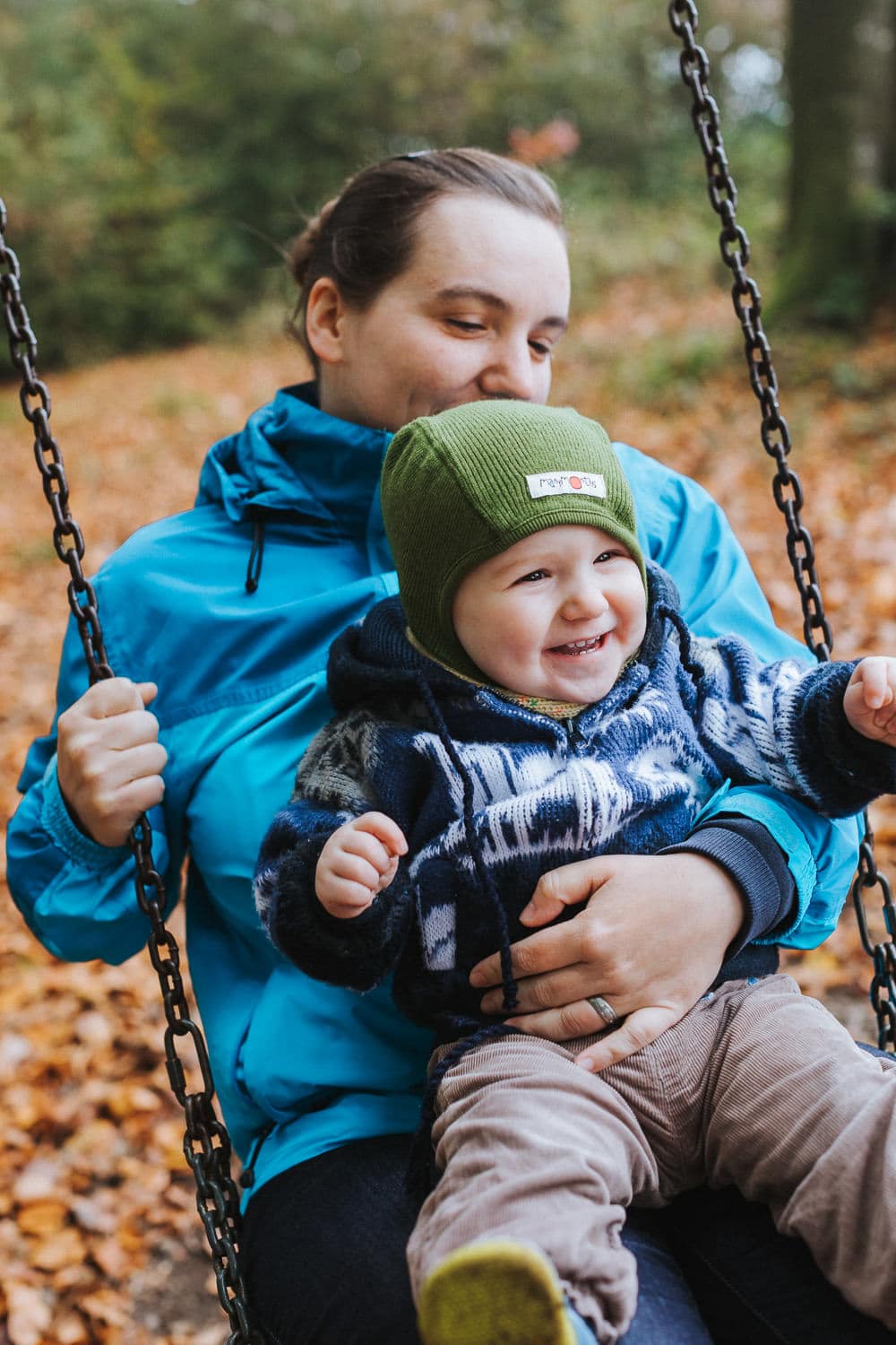 Familie Wald Herbst Schaukel