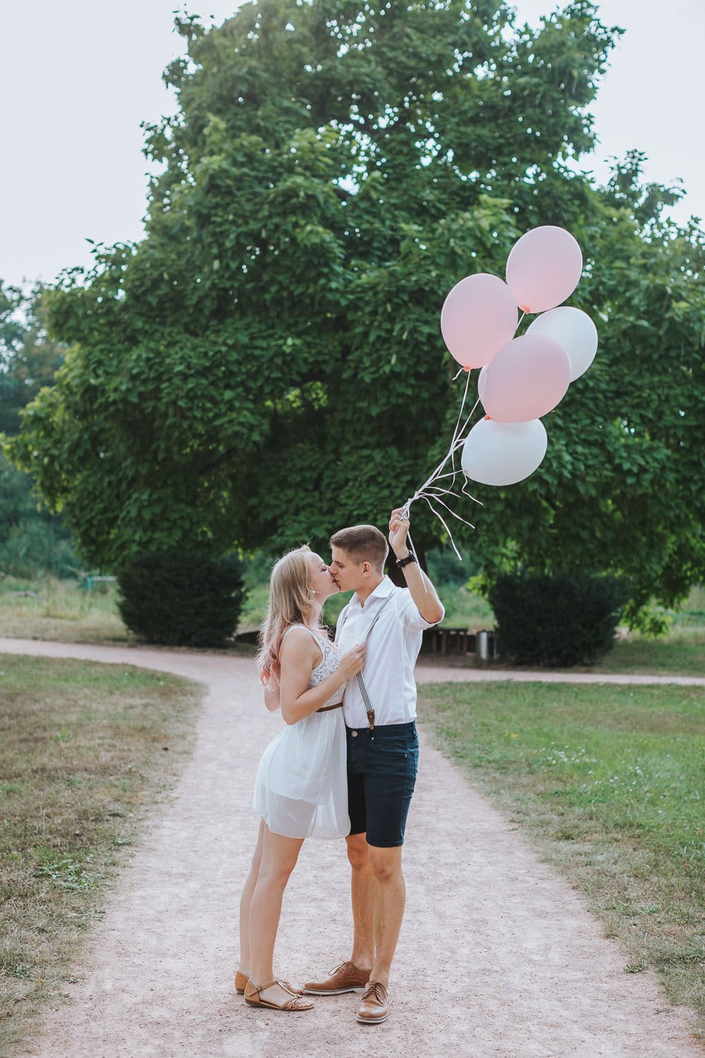 Love-Session Paarfotos Ballypark Kuss Luftballons