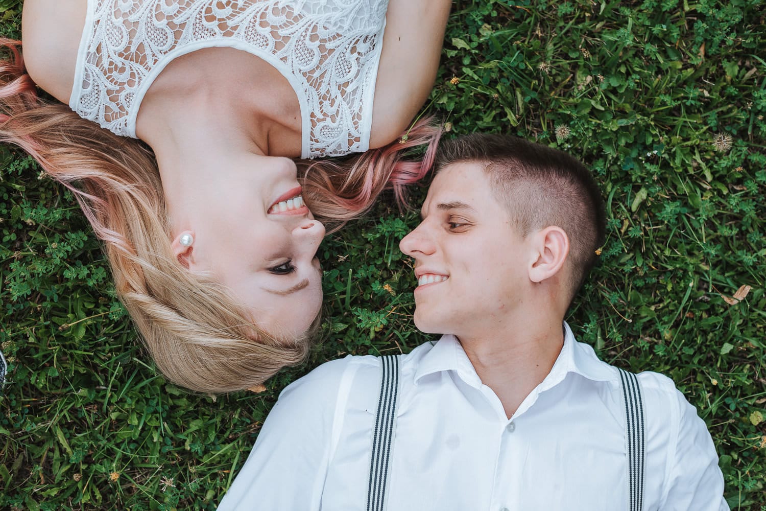 Love-Session Paarfotos Ballypark Wiese