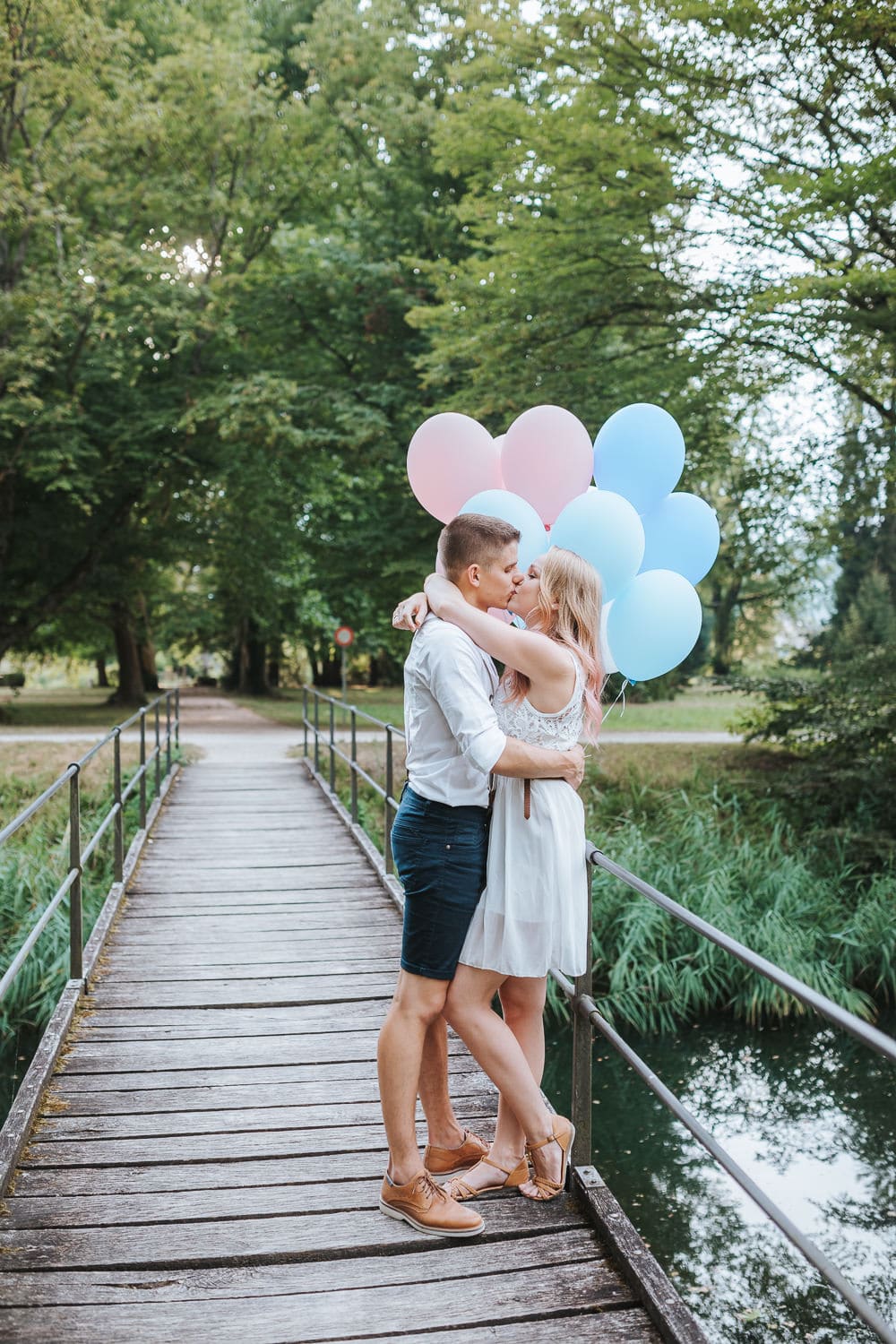 Love-Session Paarfotos Ballypark Kuss Holzbrücke