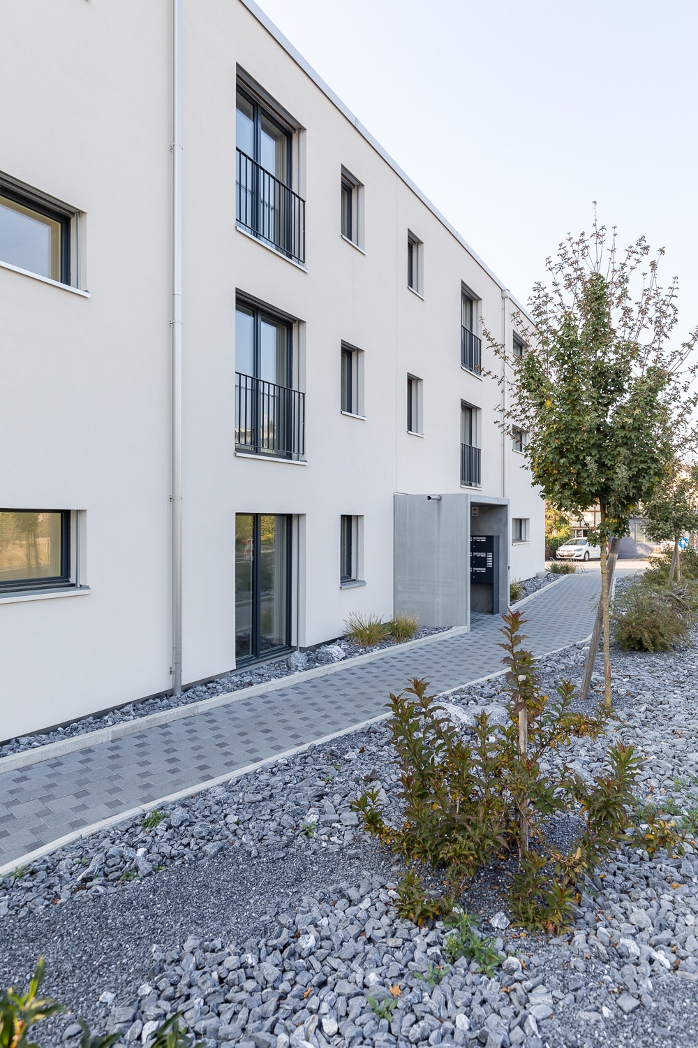 Immobilien Fotografie Tramstrasse Suhr Eingangsbereich Aussenaufnahme Steingarten