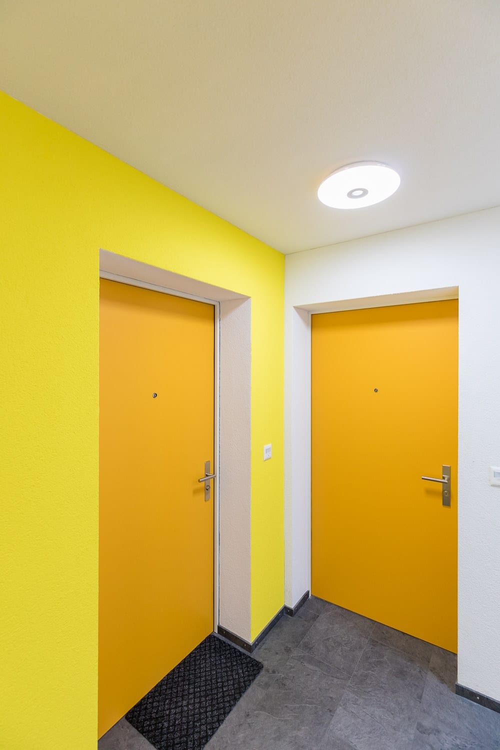 Immobilien Fotografie Tramstrasse Suhr Eingangstüre gelb orange