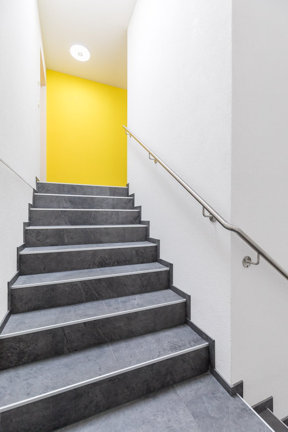 Immobilien Fotografie Tramstrasse Suhr Treppenhaus gelbe Wand