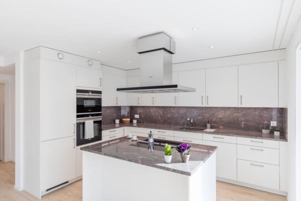 Immobilien Fotografie Tramstrasse Suhr weisse Küche Kochinsel