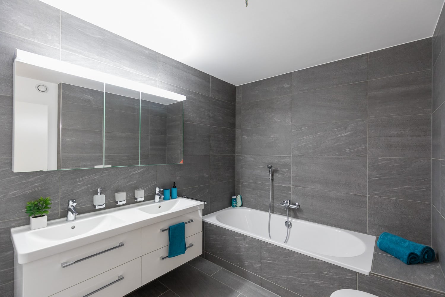 Immobilien Fotografie Tramstrasse Suhr Badezimmer Badewanne