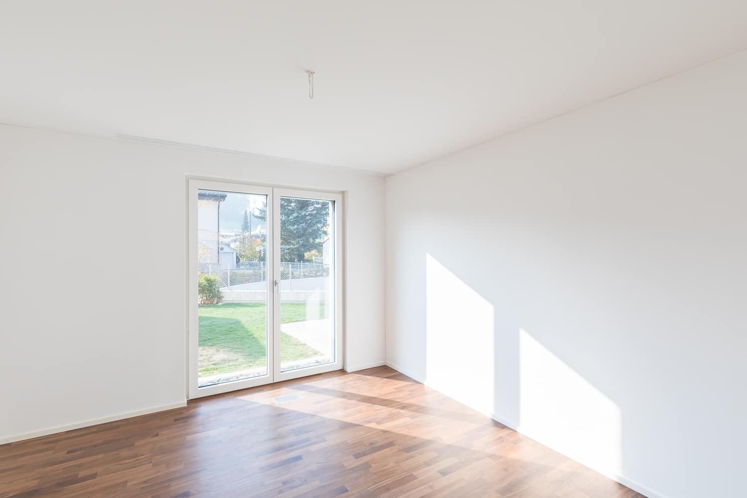 Immobilien Fotografie Tramstrasse Suhr leeres Zimmer Fenstertüre
