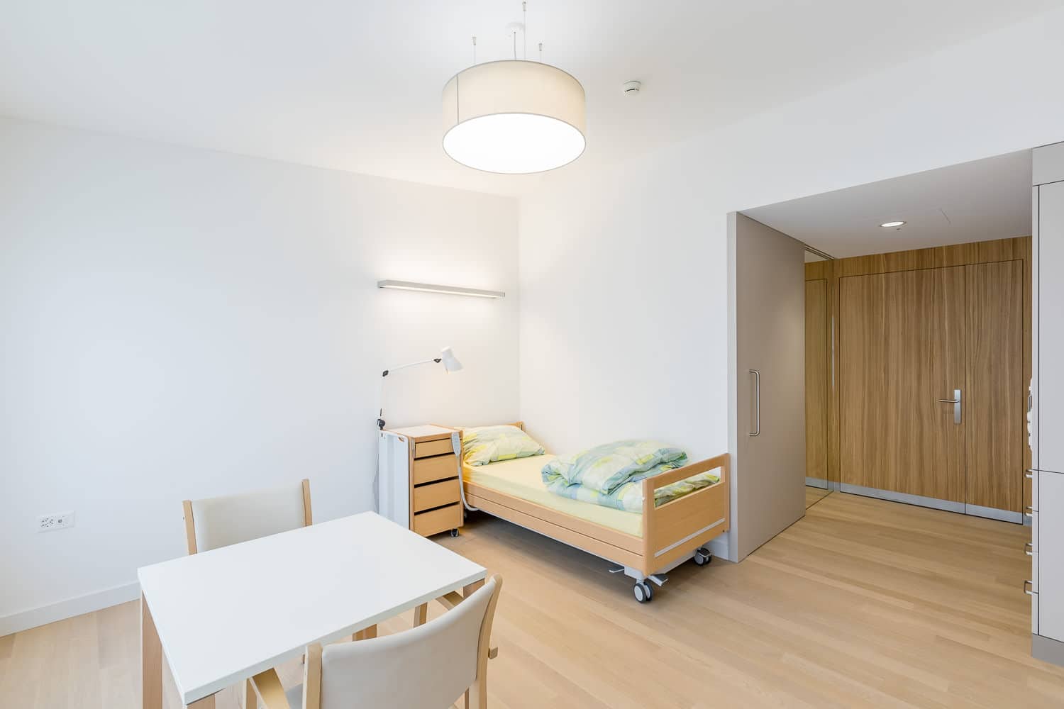 Alters- und Pflegeheim Länzerthus Zimmer Bett Tisch