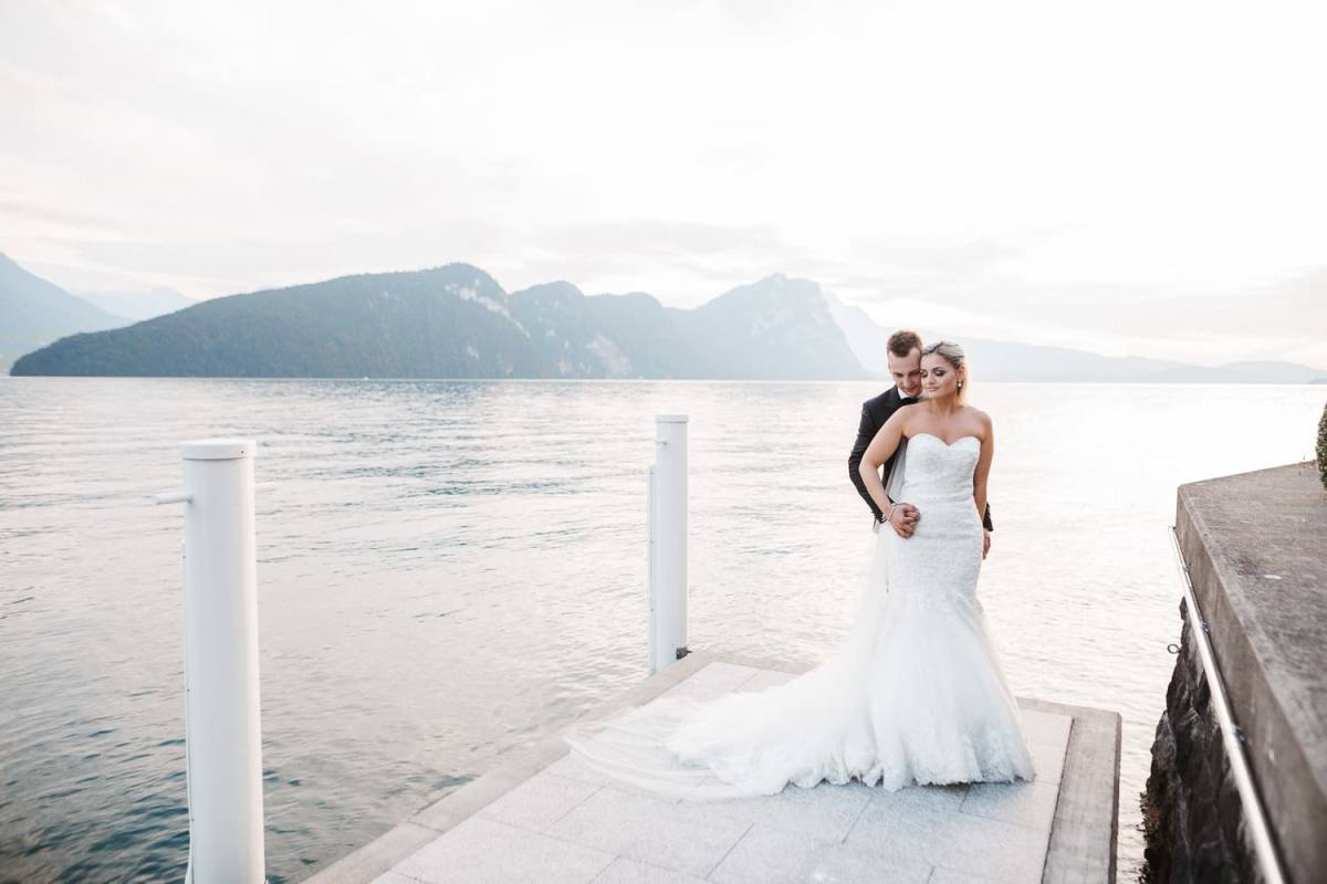Paarfotos Hochzeit Aargau Schweiz Brautpaar Vierwaltstättersee Seeufer Steg