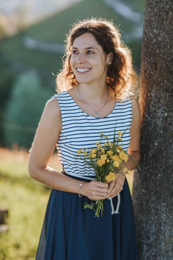 Paarfotos Lenzburg Aargau Aarau Frau mit gelben Blumen Baum