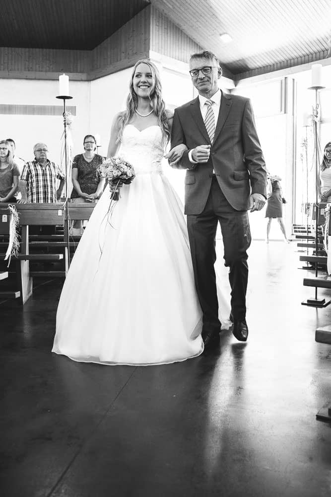 Hochzeit Trauung Kirche Braut und Brautvater schwarz weiss