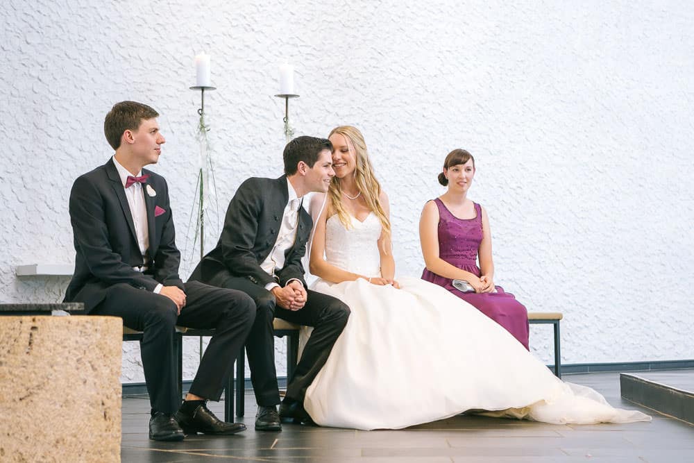 Hochzeit Trauung Kirche Brautpaar und Trauzeugen