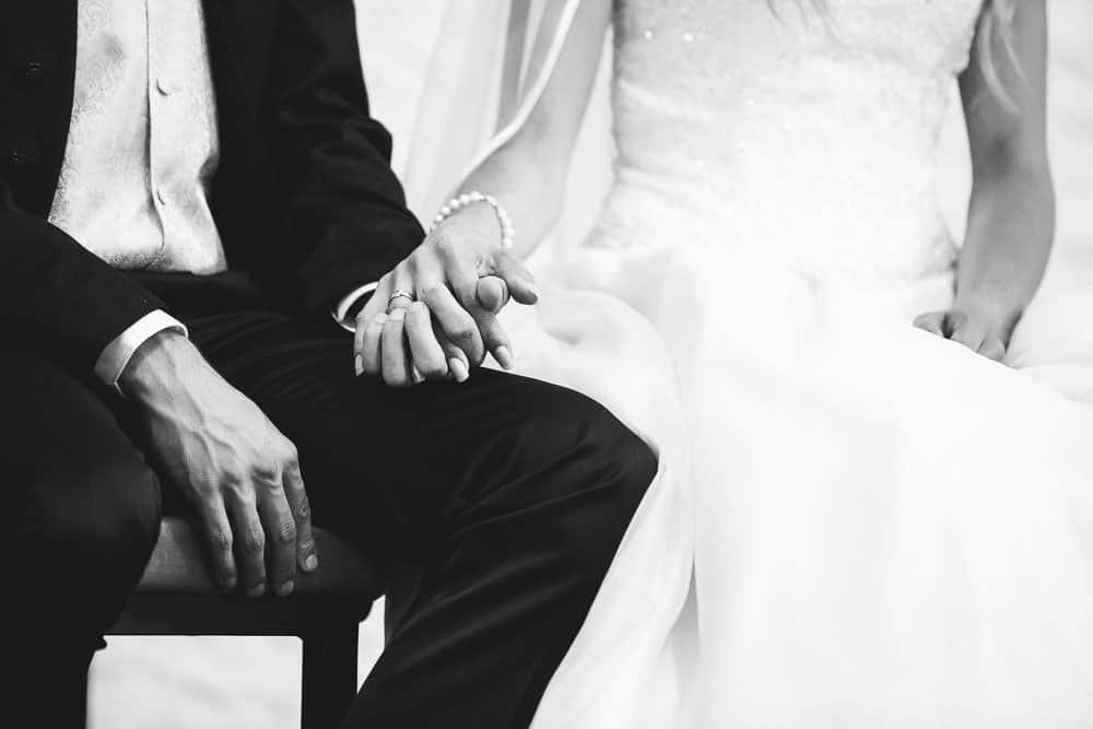 Hochzeit Trauung Brautpaar Hände schwarz weiss