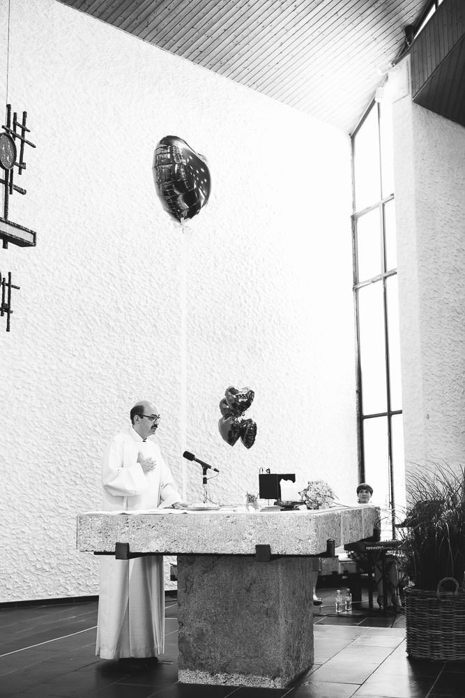 Hochzeit Trauung Kirche Pfarrer schwarz weiss Altar