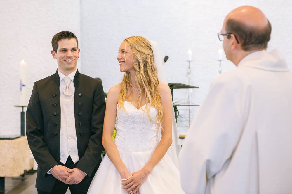 Hochzeit Trauung Kirche Brautpaar mit Pfarrer