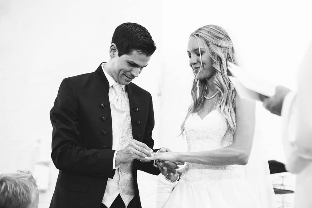 Hochzeit Trauung Ringtausch schwarz weiss