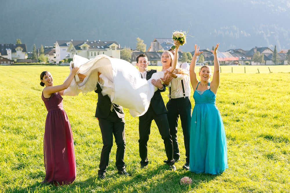 Gruppenfotos Hochzeit Brautpaar und Trauzeugen Wiese