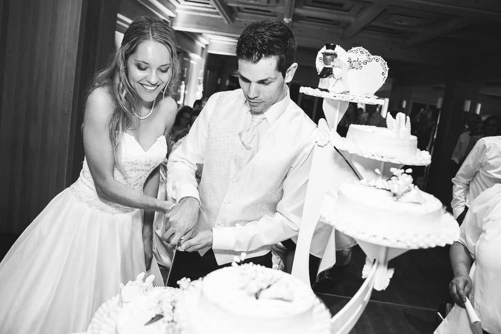 Hochzeitstorte anschneiden Brautpaar schwarz weiss