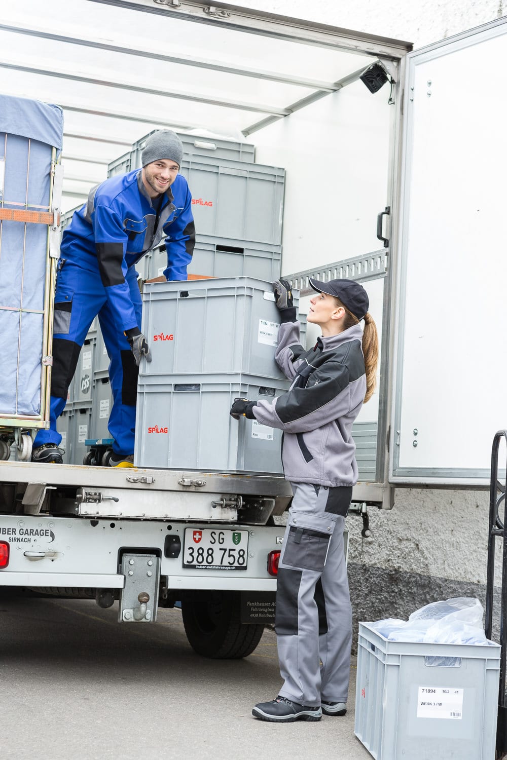 Corporate Fotografie Arbeitskleidung Spilag AG grau blau Tranpsort