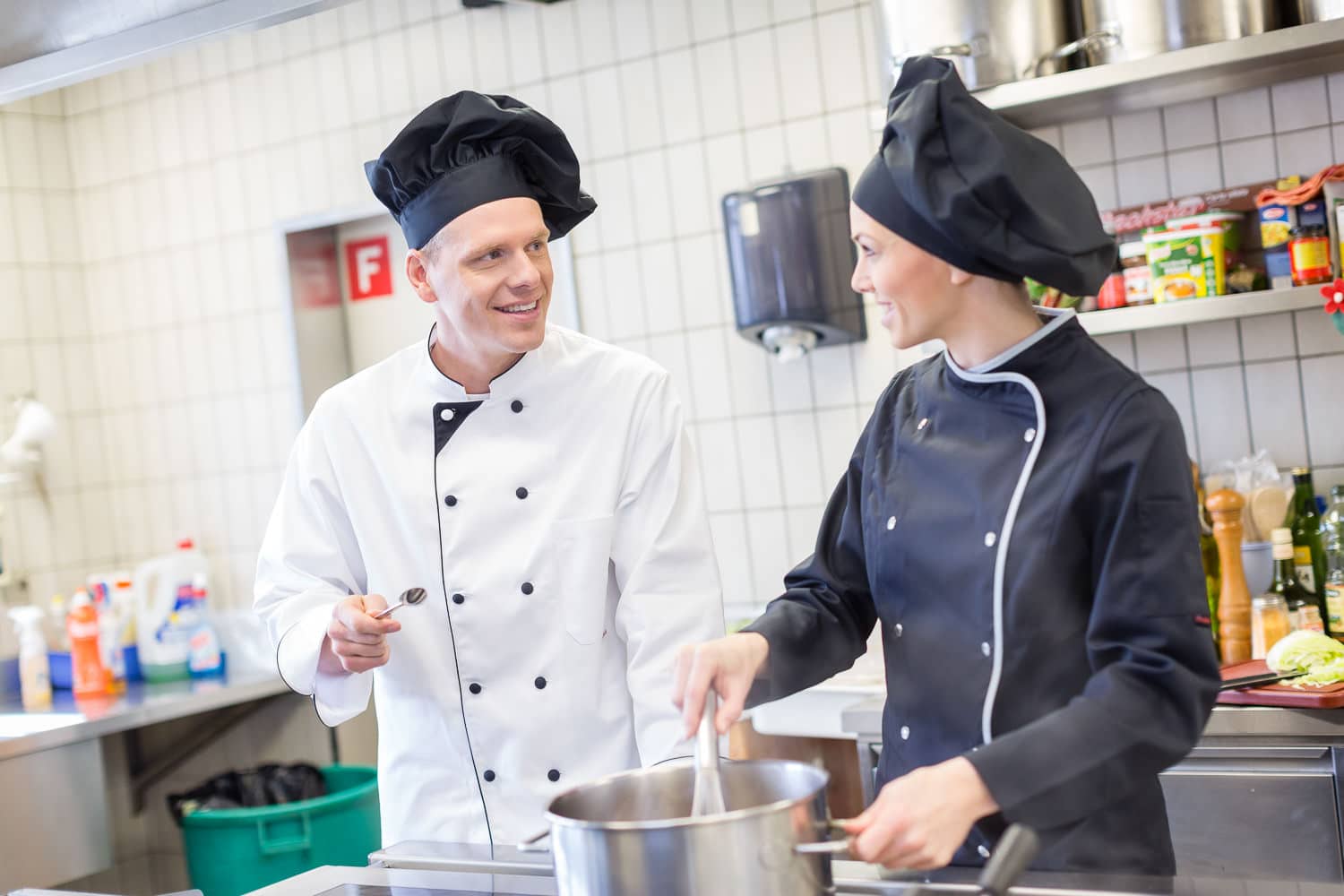 Corporate Fotografie Arbeitskleidung Spilag AG schwarz weiss Küche