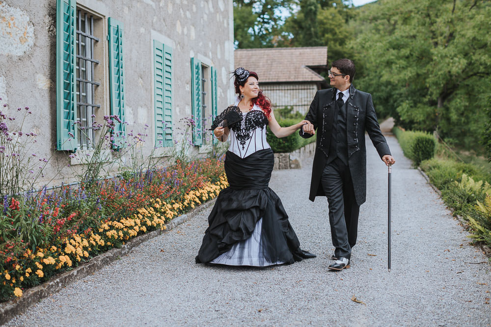 Hochzeitskleid Meerjungfrau Stilrichtung schwarz weiss Stock Fächer