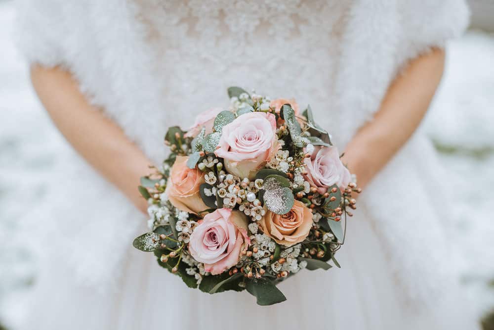 Hochzeitskleid Duchesse Brautstrauss Winter