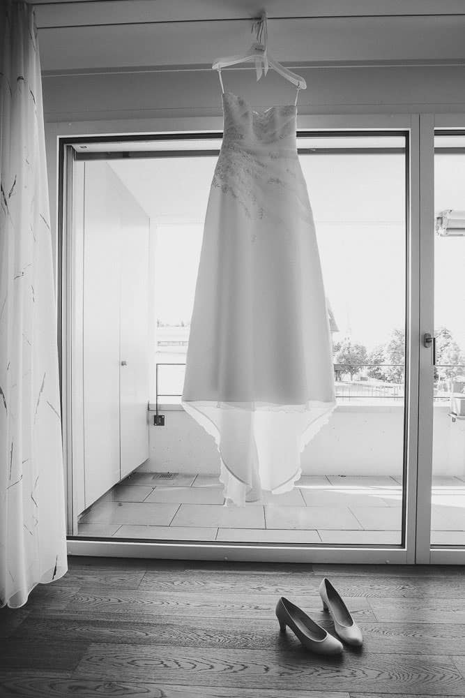 Hochzeitskleid A-Linie Stilrichtung Kleiderbügel Fenster