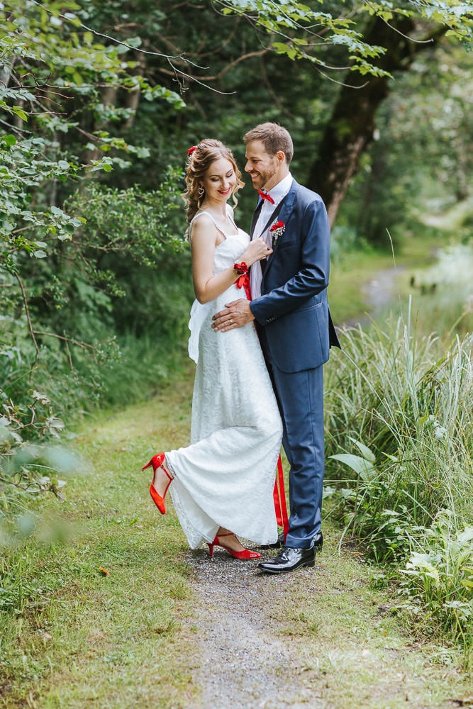 Hochzeitskleid Schmale Form Stilrichtung rote Schuhe Waldrand
