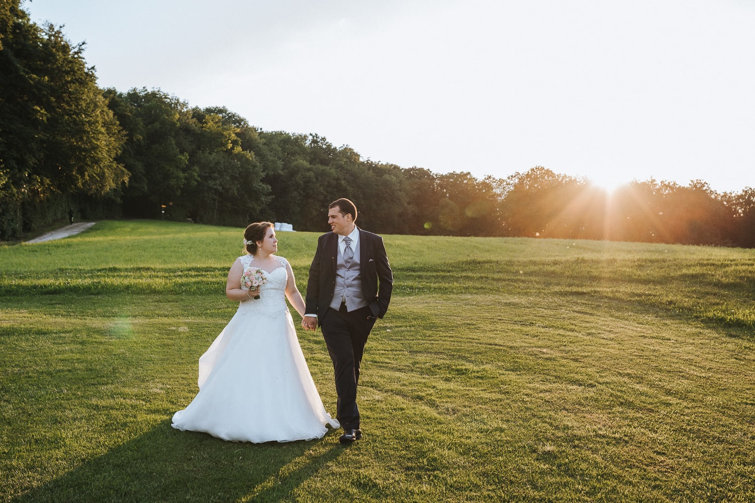 Paarfotos Hochzeit Aargau Schweiz Brautpaar Wiese Sonnenuntergang