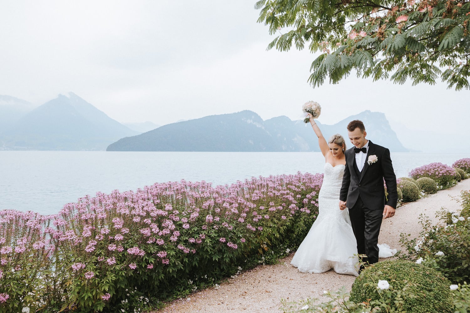 Paarfotos Hochzeit Aargau Schweiz Brautpaar Vierwaltstättersee Seeufer
