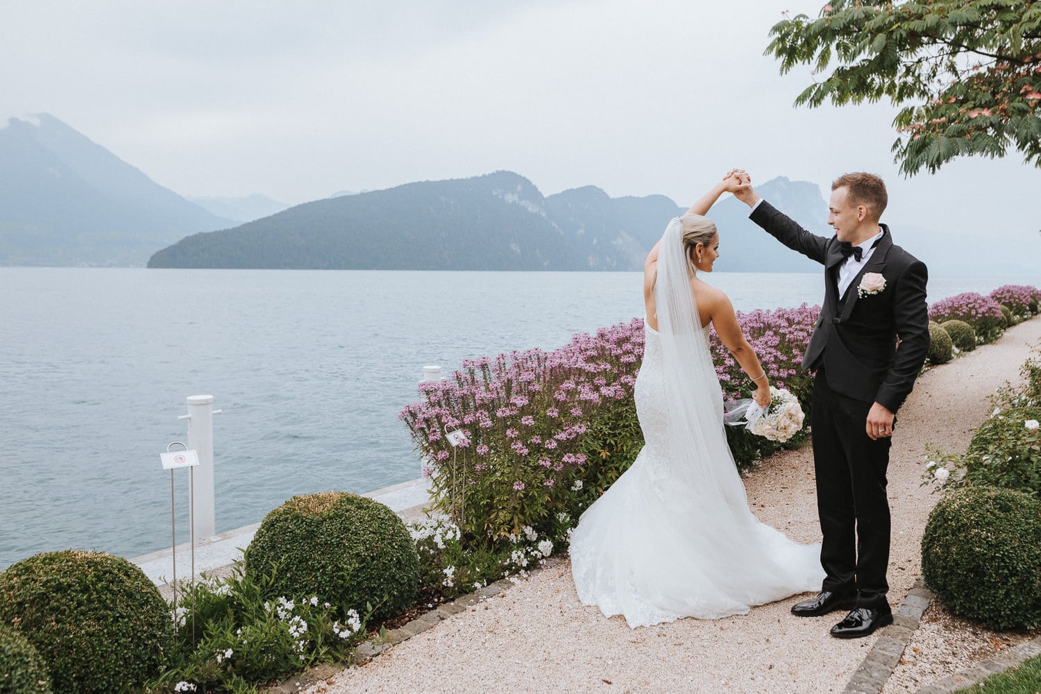 Paarfotos Hochzeit Aargau Schweiz Brautpaar Vierwaltstättersee Seeufer