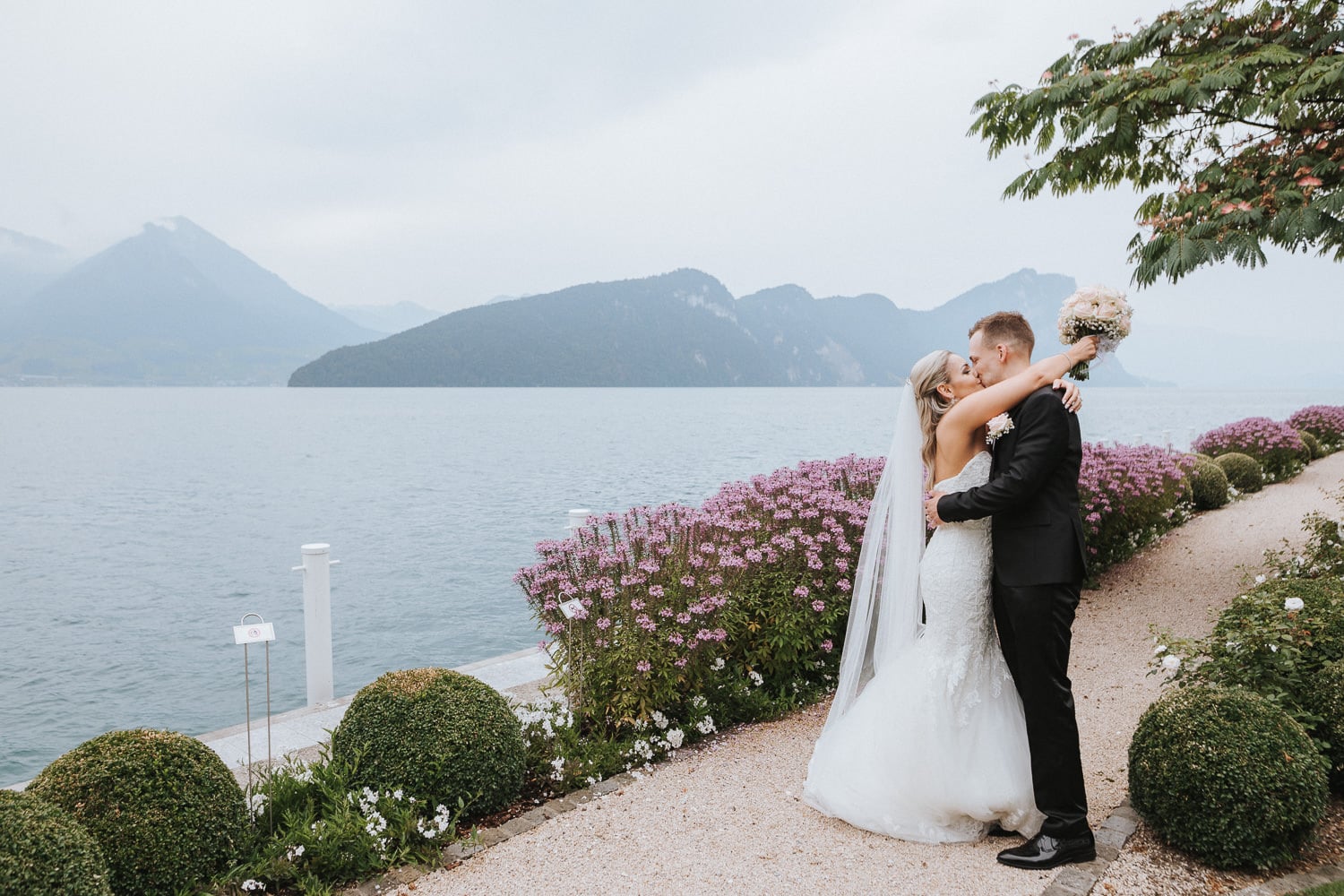 Hochzeitsfotos Brautpaar Vierwaltstättersee Seeufer Kuss
