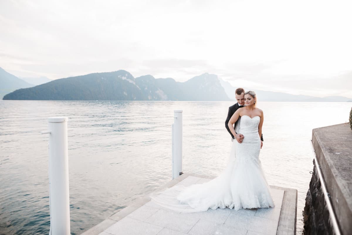Paarfotos Hochzeit Aargau Schweiz Brautpaar Vierwaltstättersee Seeufer Steg