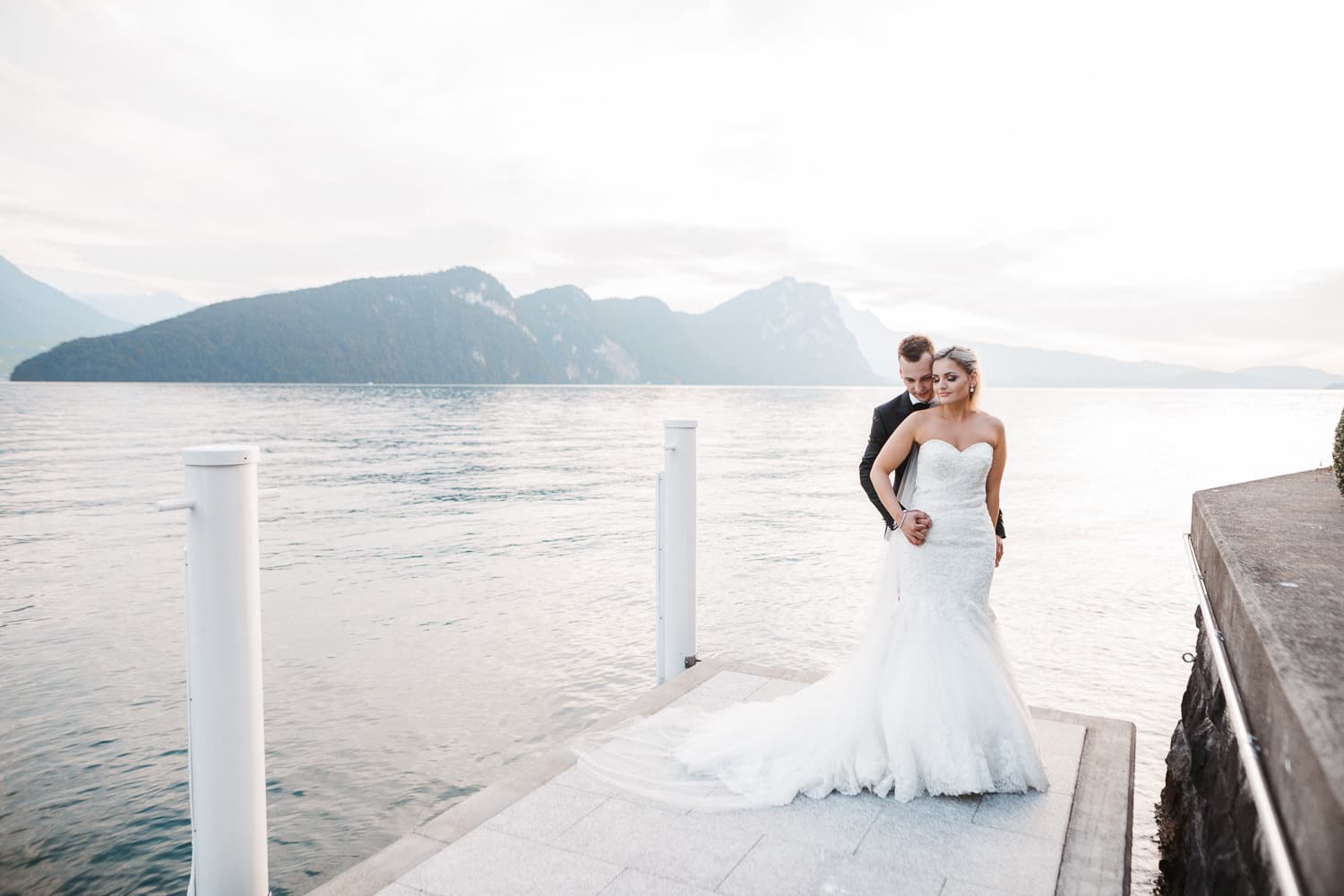 Paarfotos Hochzeit Aargau Schweiz Brautpaar Vierwaltstättersee Seeufer Steg