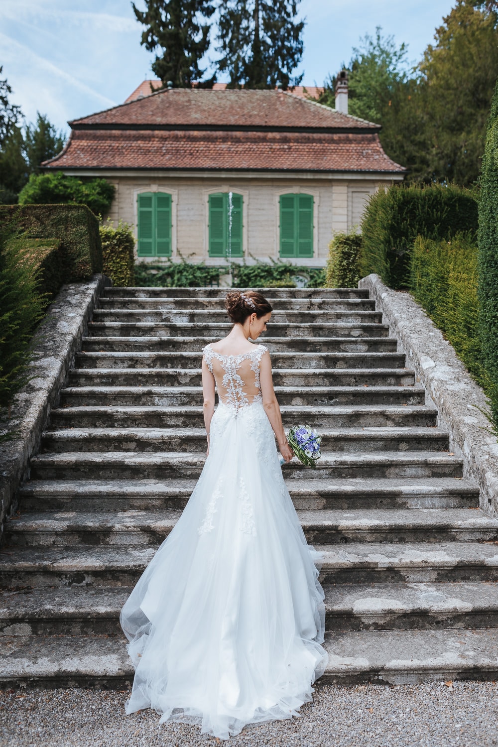 Paarfotos Hochzeit Aargau Schweiz Braut Treppe von hinten