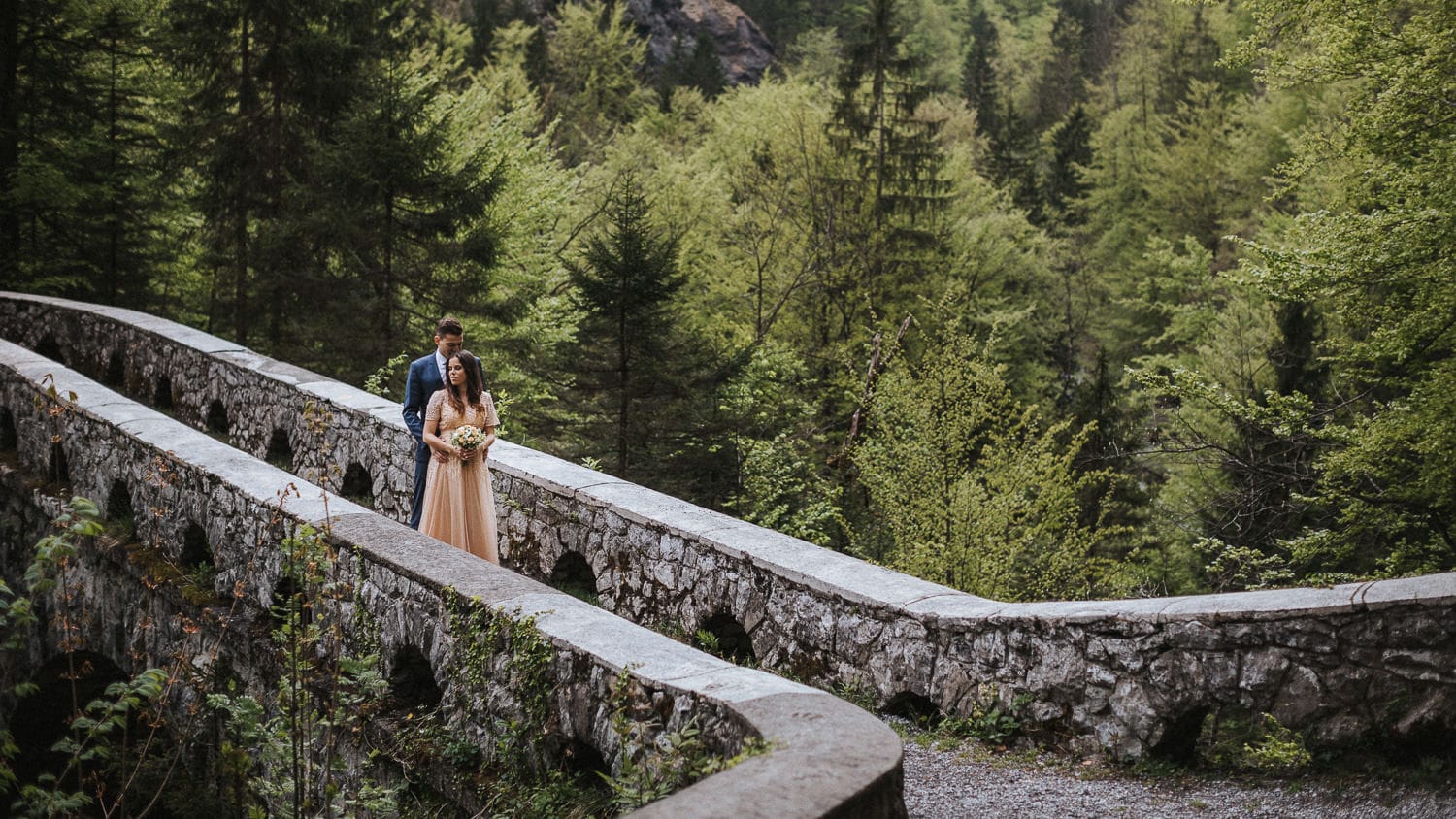 Paarfotos Hochzeit Aargau Schweiz Brautpaar Brücke Wald