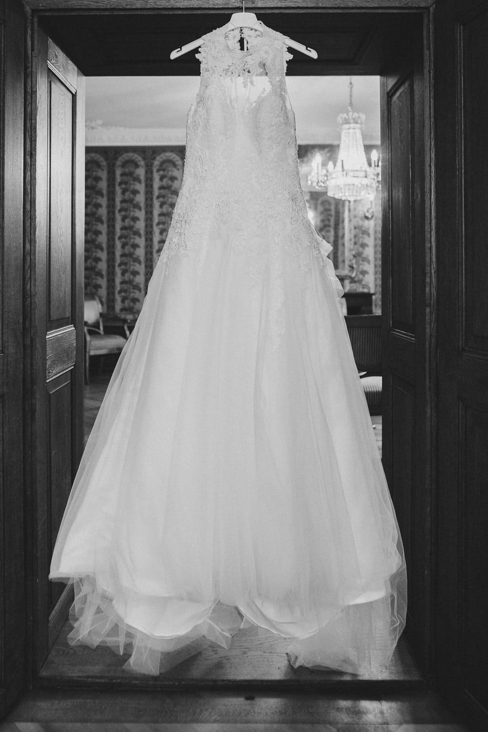 Hochzeitskleid Türrahmen schwarz weiss