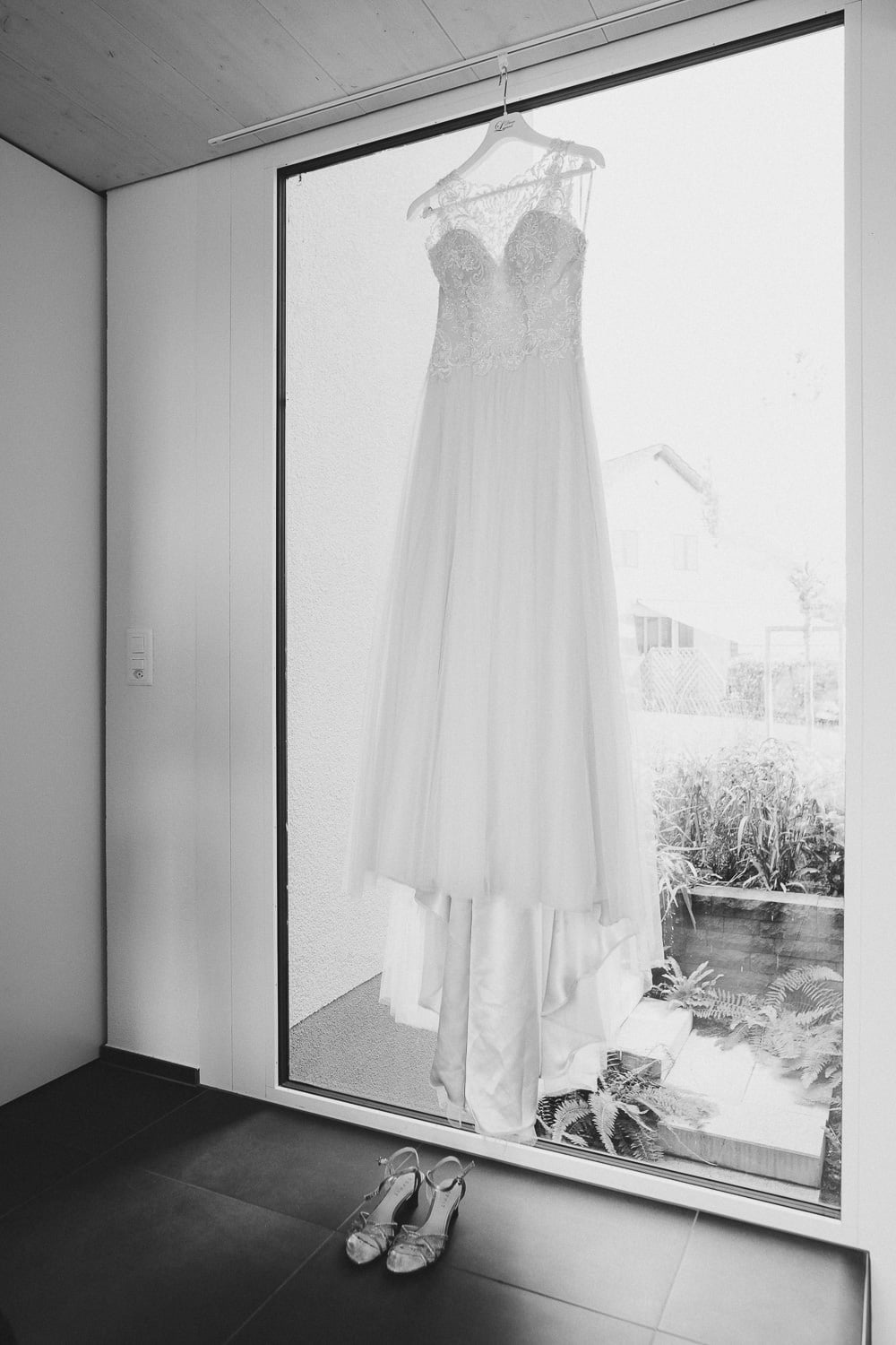 Brautkleid Brautschuhe Fenster
