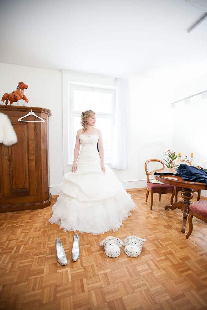 Winterhochzeit Braut Ankleidung