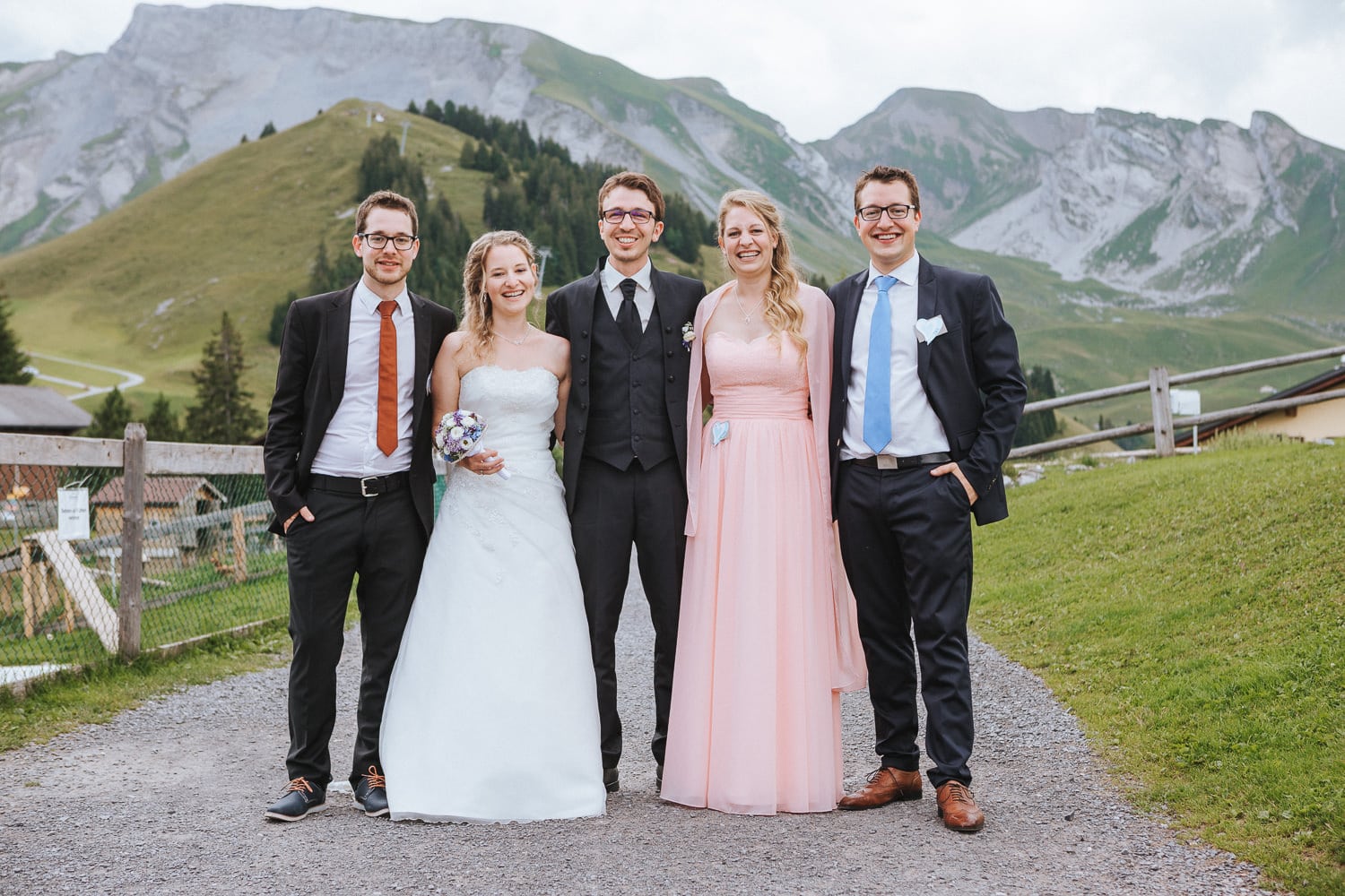 Hochzeit Gruppenfoto Berge