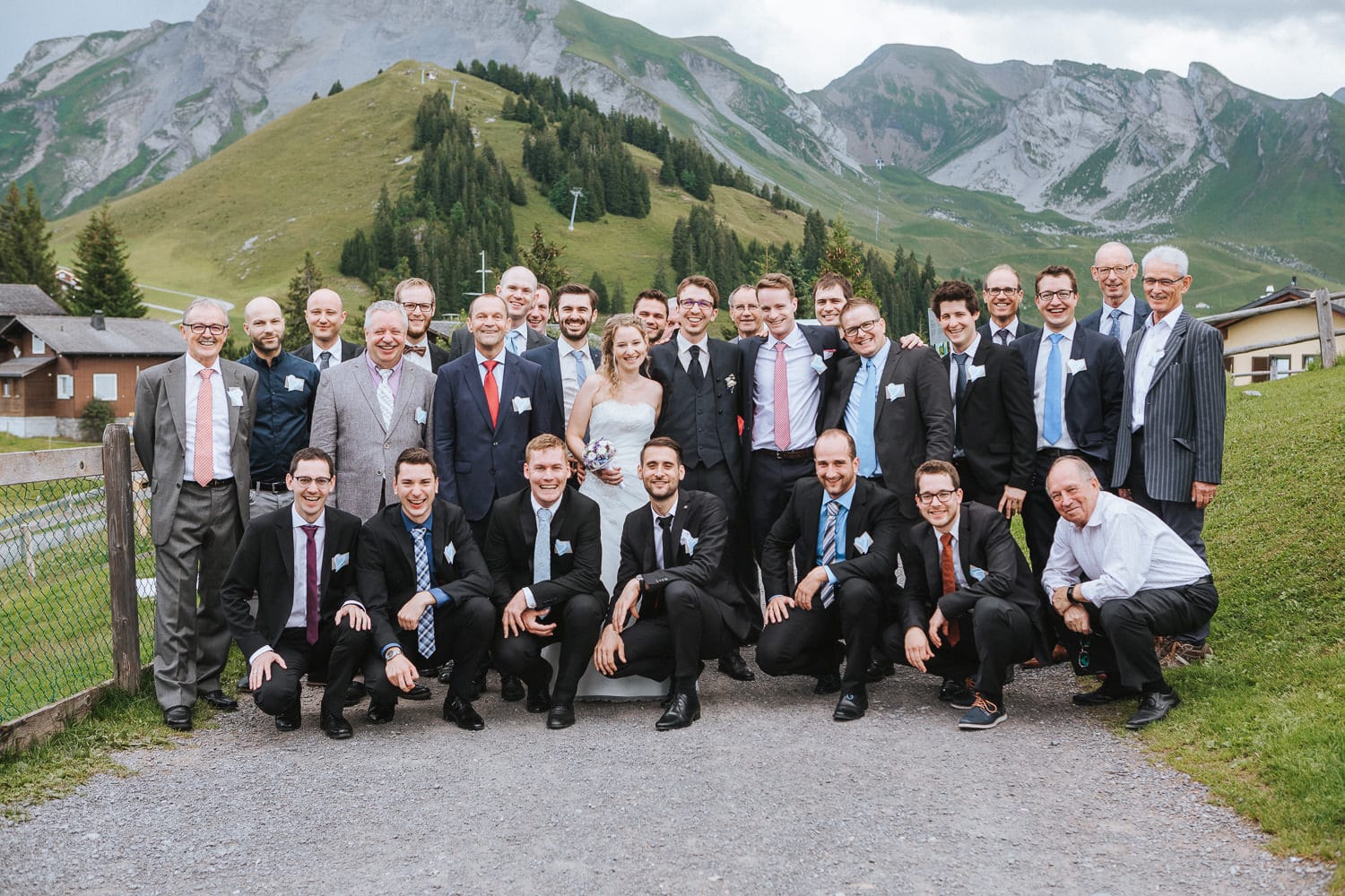 Hochzeit Gruppenfoto Berge Männer