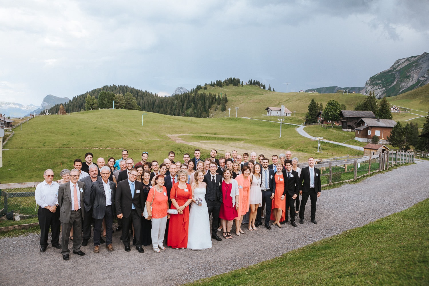 Hochzeit Gruppenfoto Luftaufnahme Berge