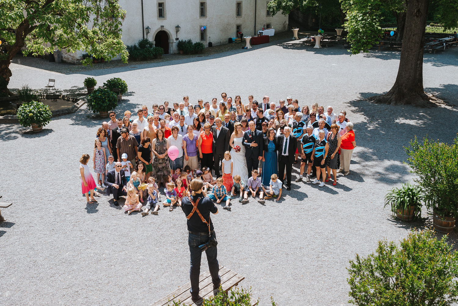 Hochzeit Gruppenfoto Luftaufnahme Schlossgarten mit Fotograf