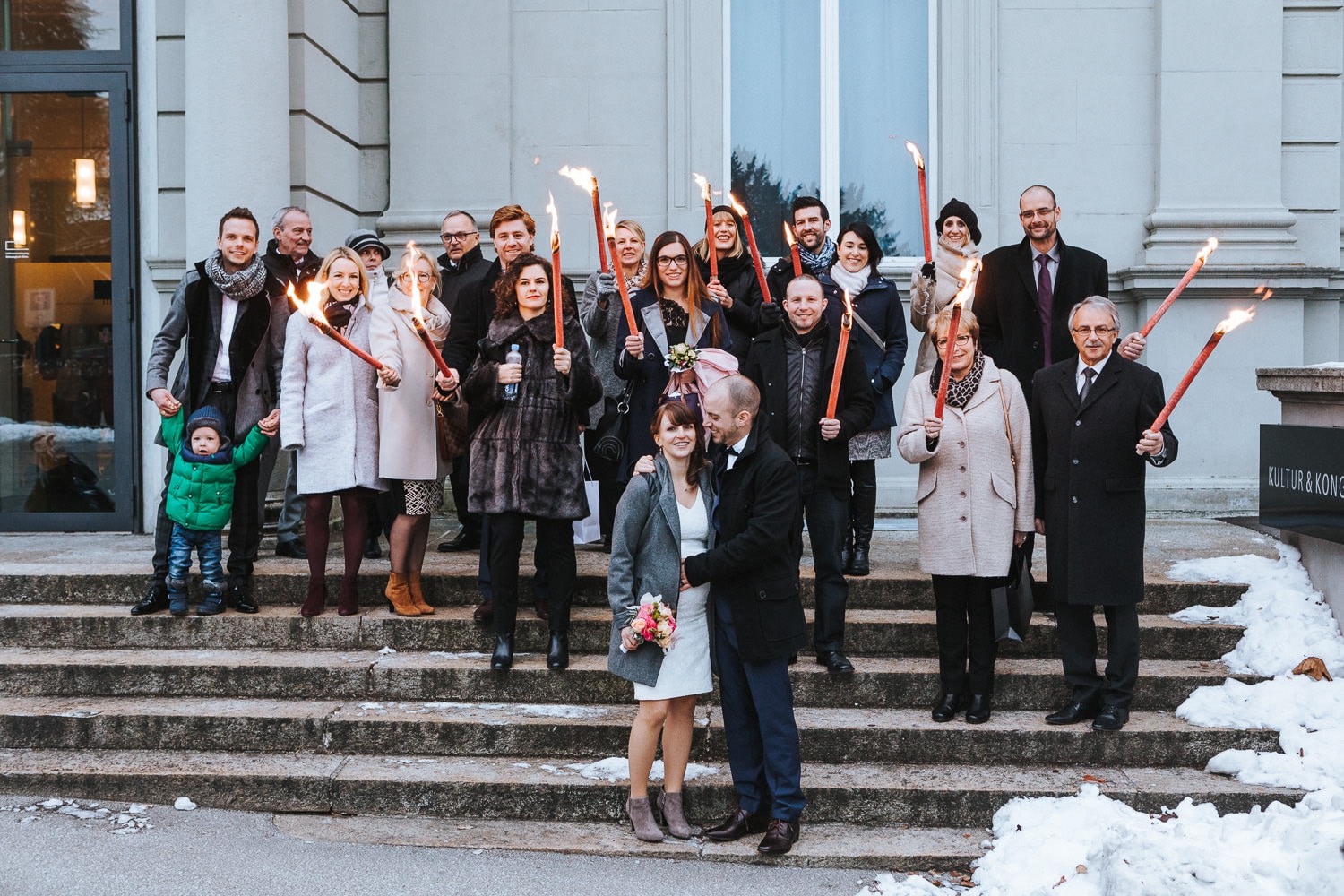 Hochzeit Gruppenfoto Kultur und Kongresshaus Aarau Winter Fakeln