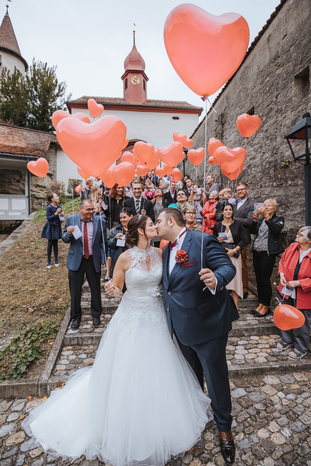 Hochzeit Gruppenfoto Luftballon Wettbewerb Herz Kuss