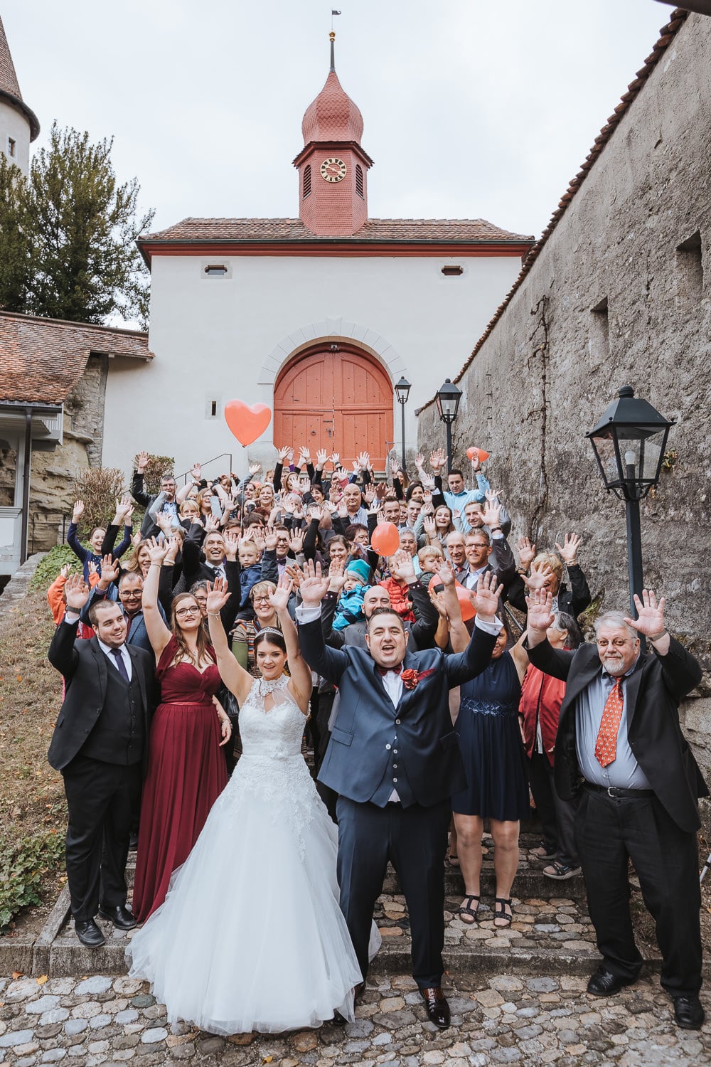 Hochzeit Gruppenfoto Hände in der Luft