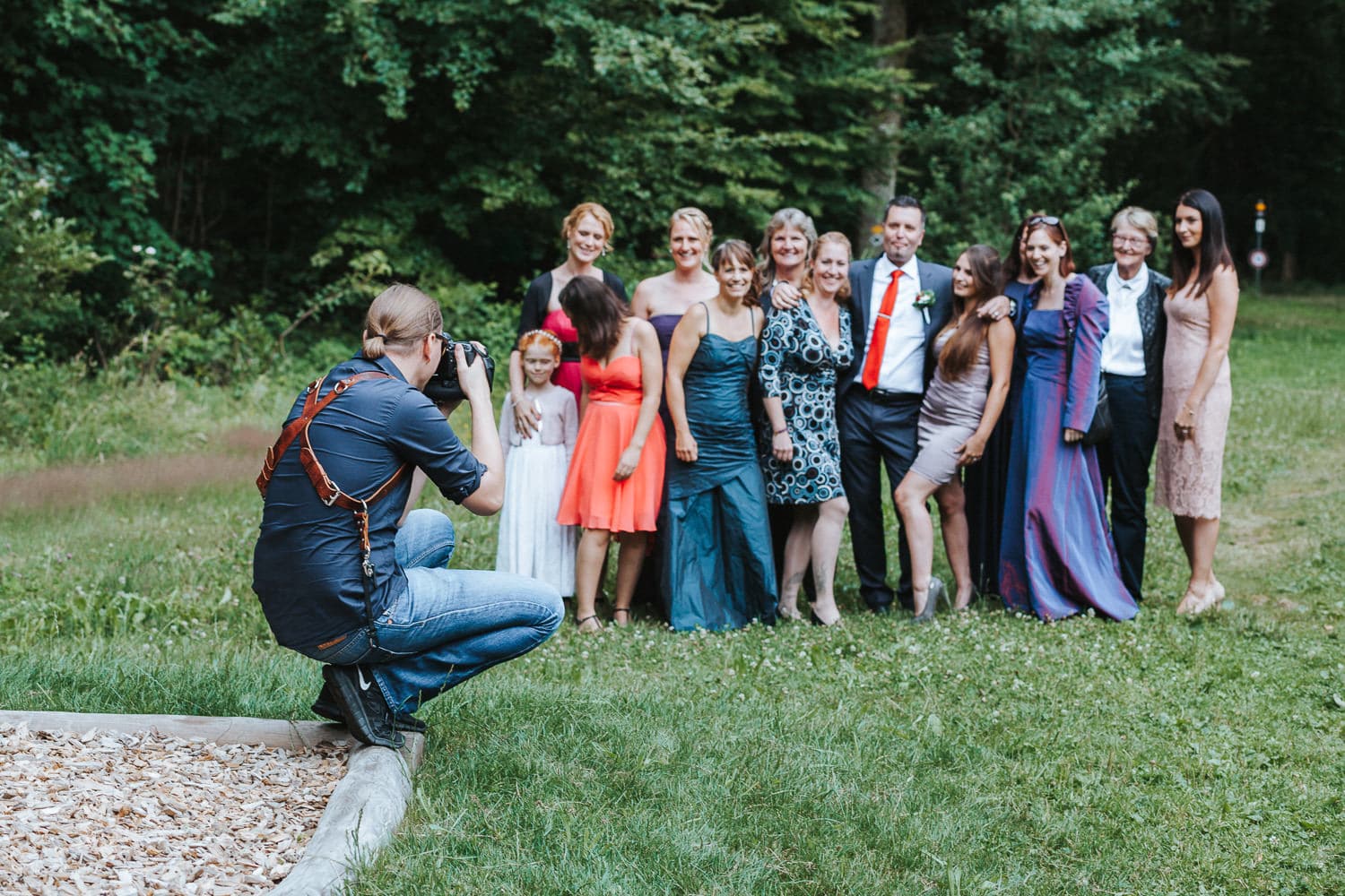 Hochzeit Gruppenfoto Waldrand Wiese mit Fotograf