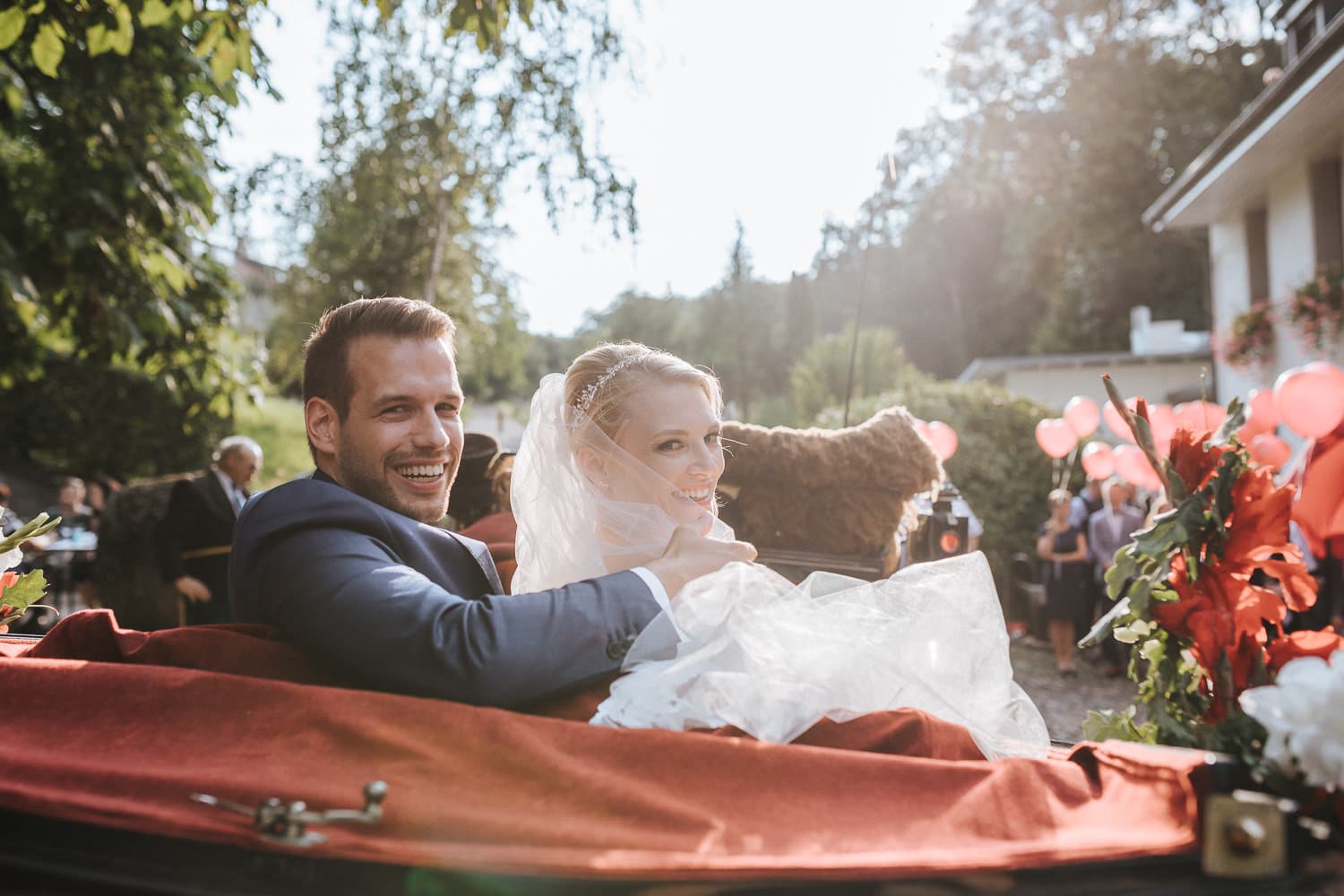 Hochzeitsfotograf Aargau Brautpaar in Kutsche