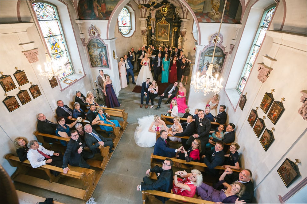 Hochzeit Location Fotograf Cham Aargau Kirche von oben Gesellschaft